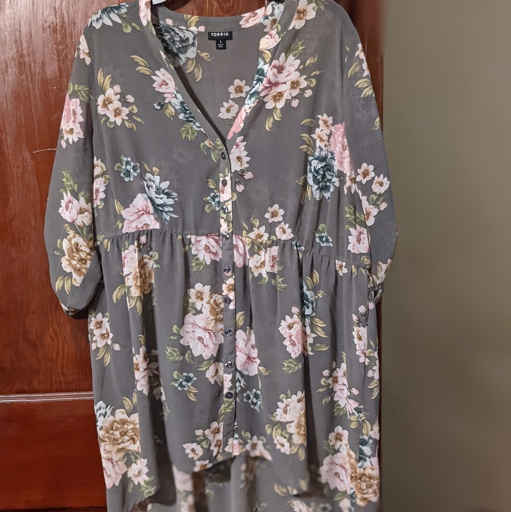 Torrid Sz 1 HiLo Sheer Chiffon Floral Tunic